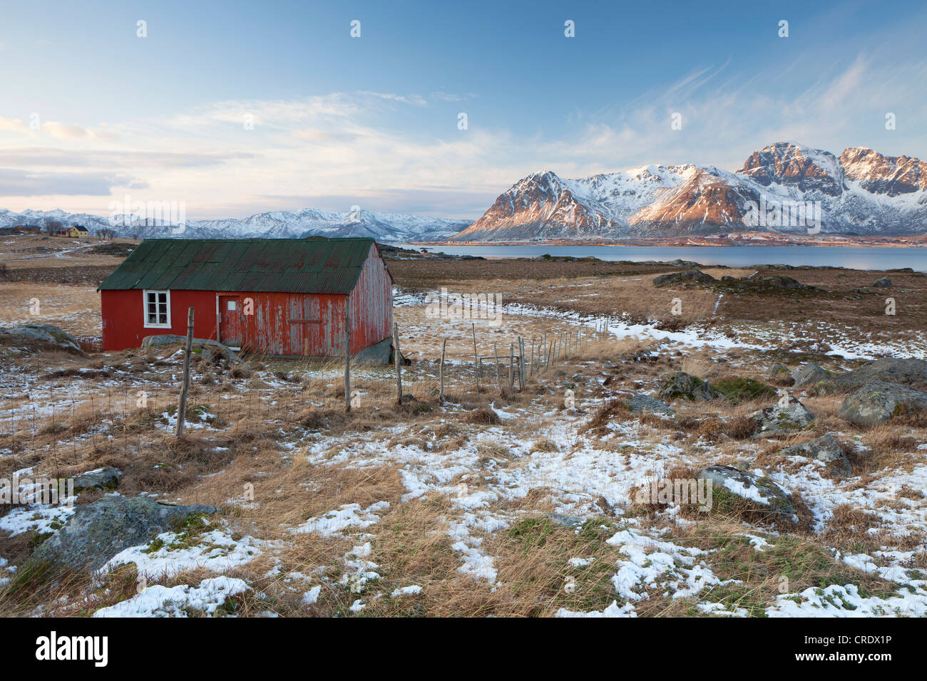 Kleine rote Hütte, Berge am Meer im Rücken, Lofoten Inseln, Norwegen, Europa Stockfoto