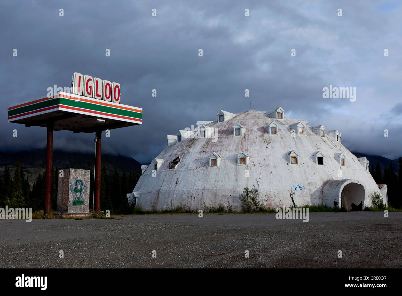 Old-Iglu-Hotel mit einer alten Tankstelle an einem Straßenrand im Denali Nationalpark, Alaska, USA Stockfoto