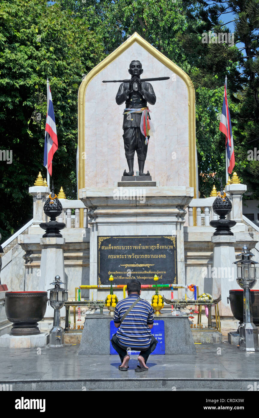 Beten Sie an, Mann kniet vor einem Denkmal von König Rama I, Bangkok, Thailand, Asien, PublicGround Stockfoto