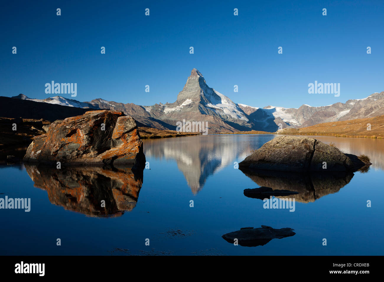 Morgen-Stimmung mit dem Matterhorn spiegelt sich im See Stellisee, Zermatt, Valais, Schweizer Alpen, Schweiz, Europa, PublicGround Stockfoto
