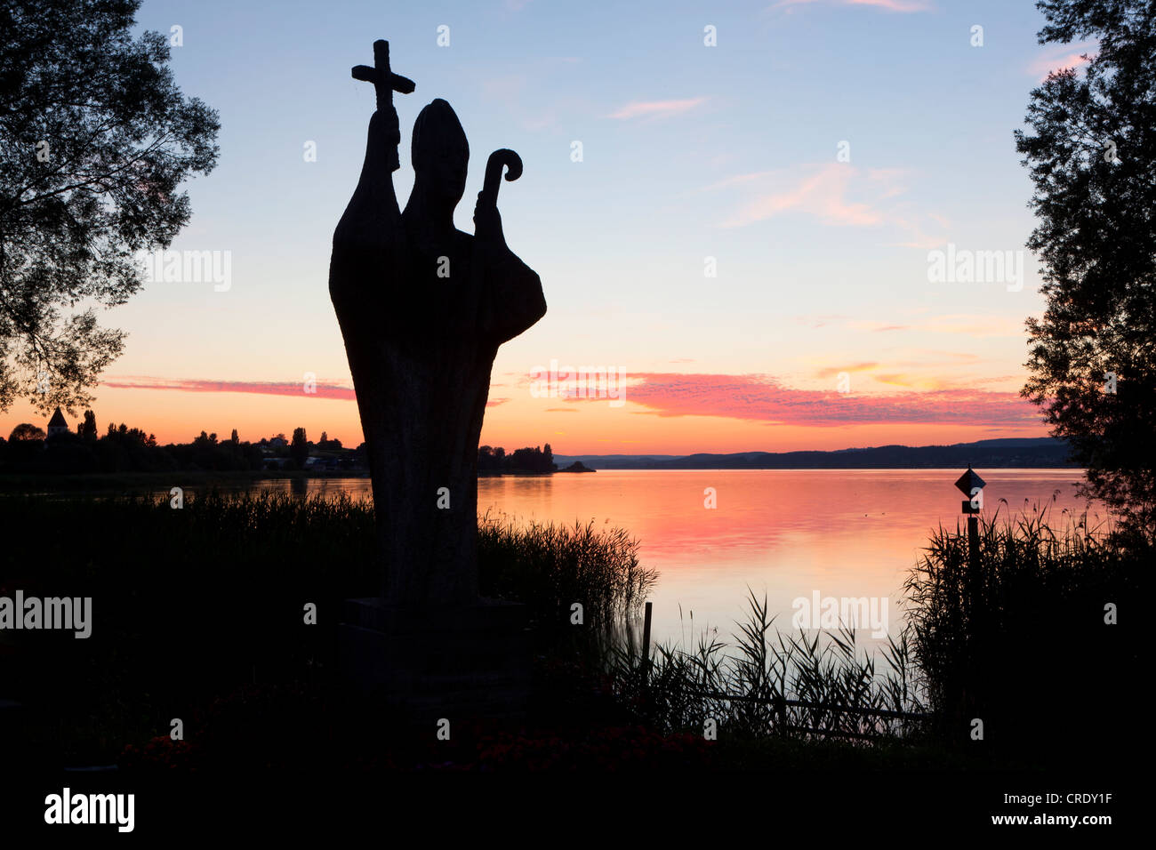 Sonnenuntergang am Ufer mit einem Denkmal für St. Pirmin auf Reichenau Insel, Bodensee, Baden-Württemberg, Deutschland, Europa Stockfoto
