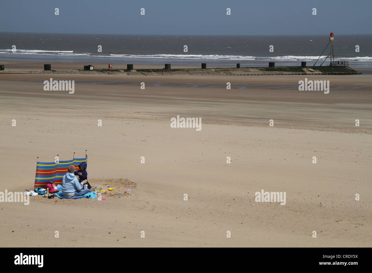 Eine Familie am einsamen Strand. Stockfoto