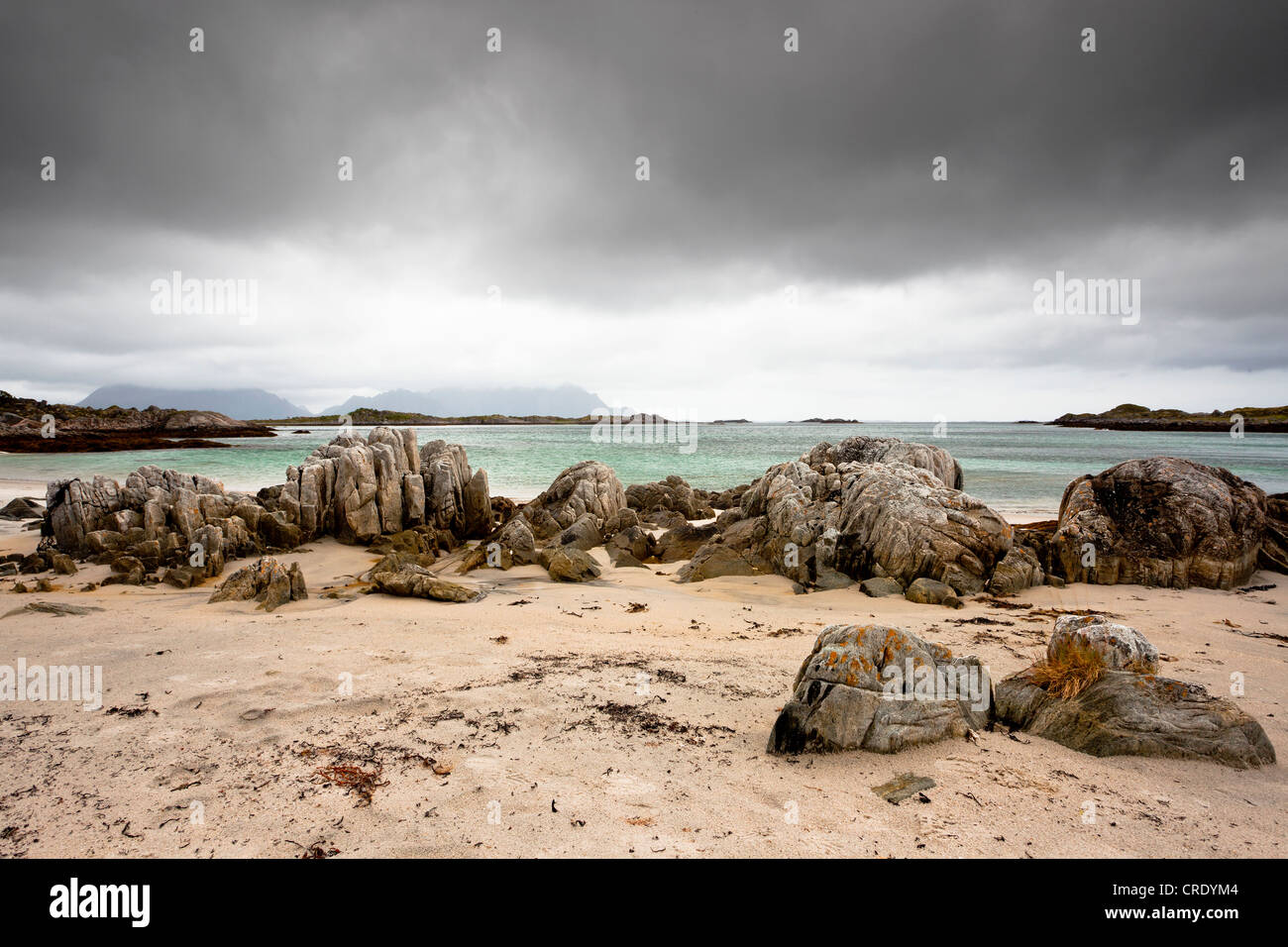 Strand mit Steinen auf den Lofoten Inseln, Norwegen, Skandinavien, Europa, PublicGround Stockfoto