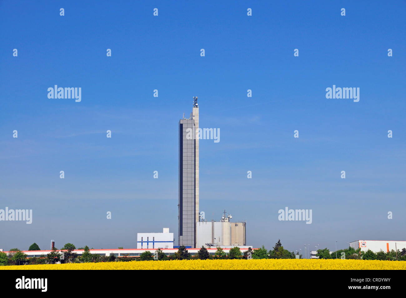 Die Schapfenmuehle, die höchsten Getreidesilo in der Welt, mit einer Photovoltaik-Anlage auf der Fassade, Jungingen, Ulm Stockfoto