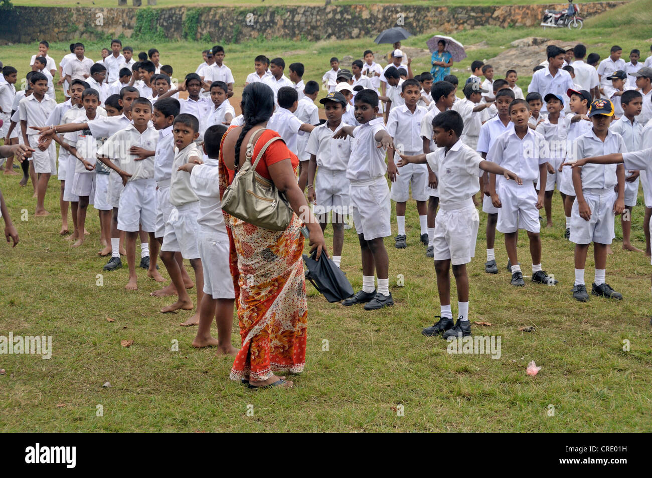 Sportunterricht, Schule Jungen trägt weiße Uniformen, Galle, Sri Lanka, Ceylon, Asien Stockfoto