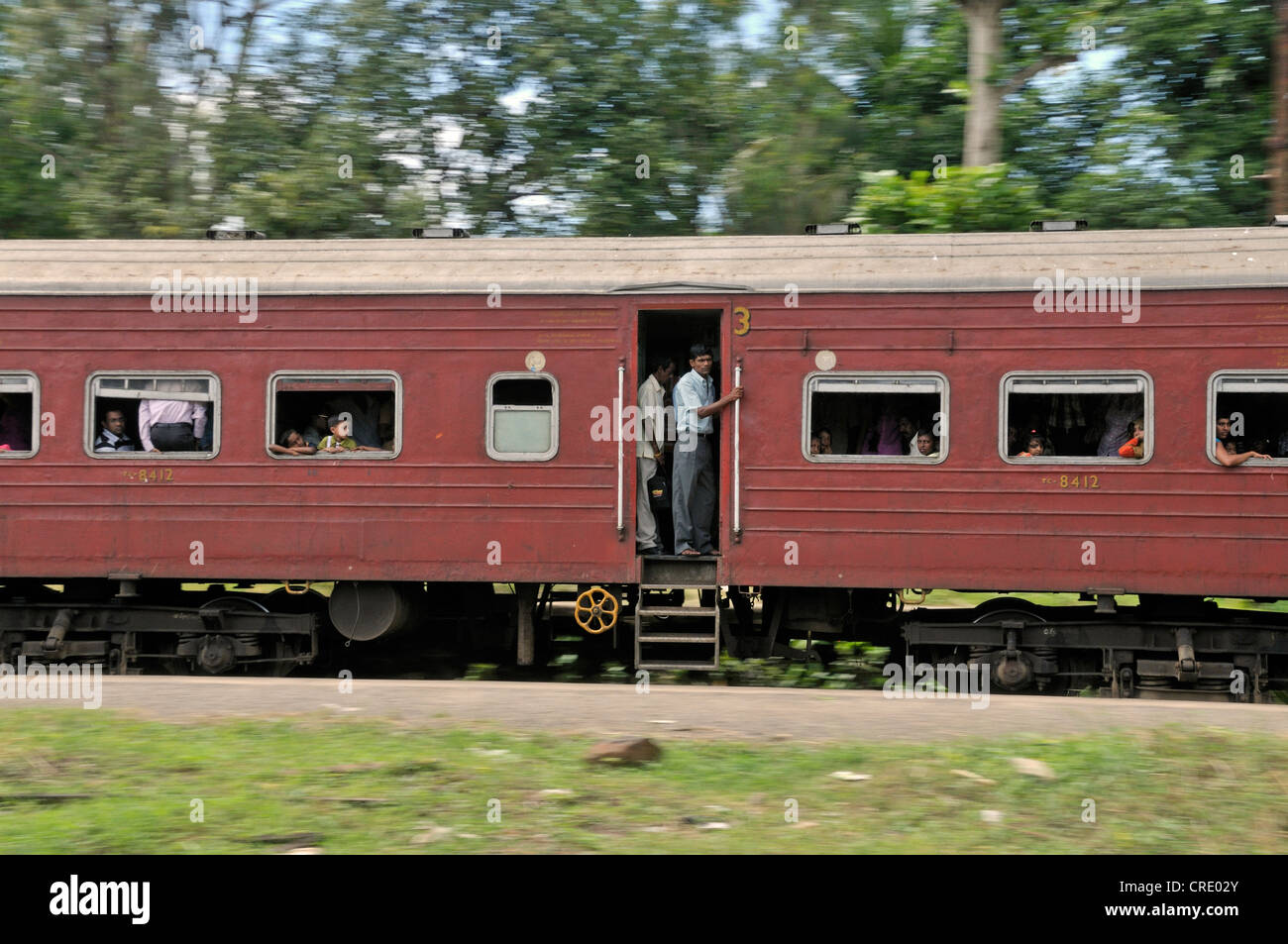 Trittbrettfahrer, überfüllten Zug, Ragama, Sri Lanka, Südasien, Asien Stockfoto