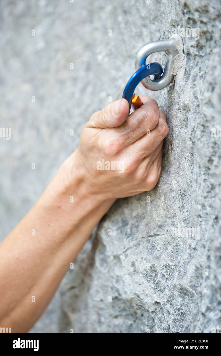 Hand der Bergsteiger, Kletterer, Befestigung ein Unentschieden am Haken, Fels, Klettern, Arco, Italien, Europa Stockfoto