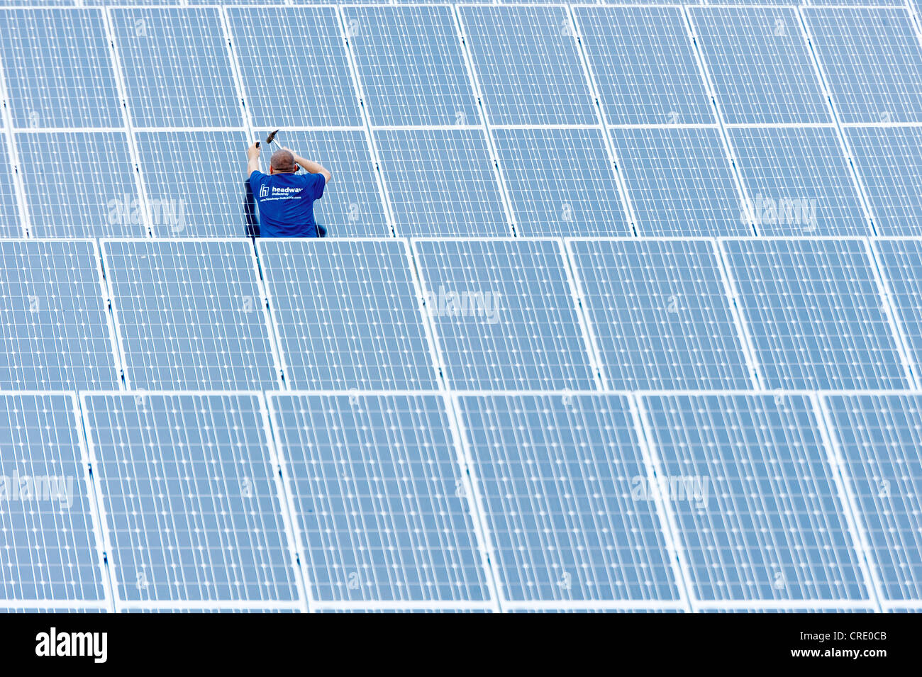 Montage einer Photovoltaikanlage, Ergolding, Bayern, Deutschland, Europa Stockfoto