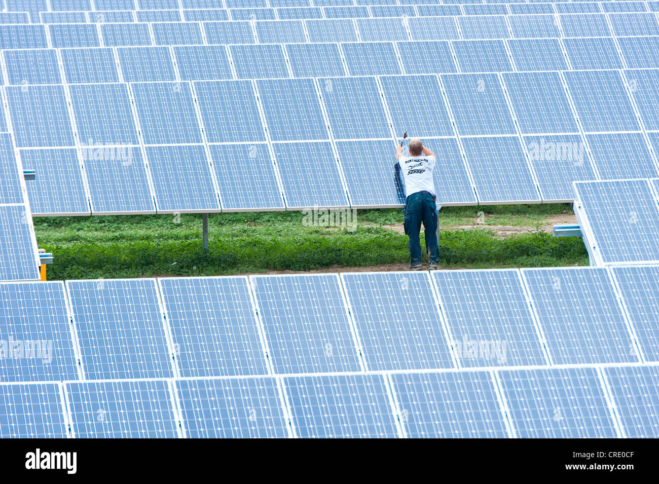 Montage einer Photovoltaikanlage, Ergolding, Bayern, Deutschland, Europa Stockfoto