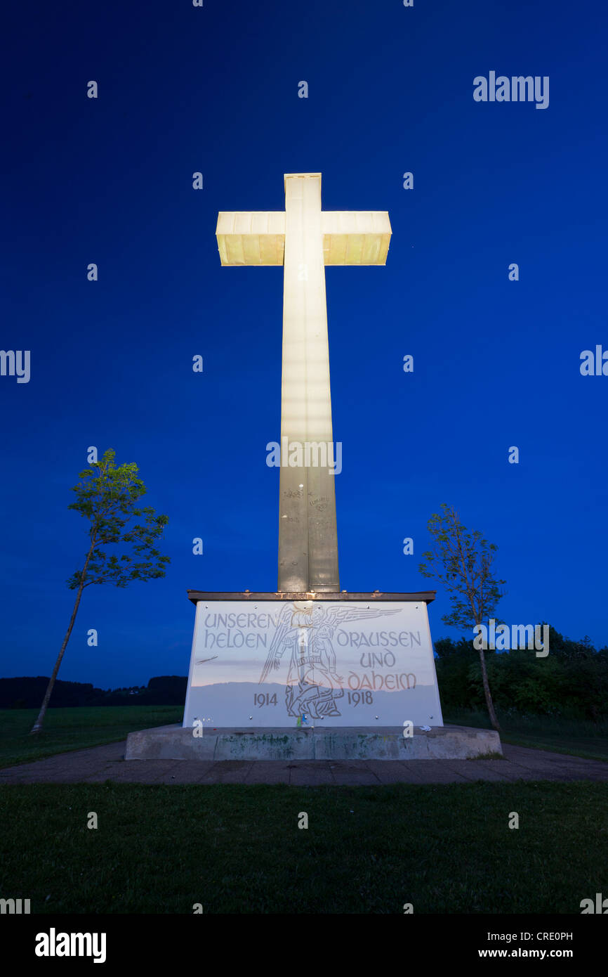 Gedenkstätte Kreuz während der blauen Stunde auf einem Berg in der Nähe von Titisee-Neustadt im Schwarzwald, Baden-Württemberg, PublicGround Stockfoto