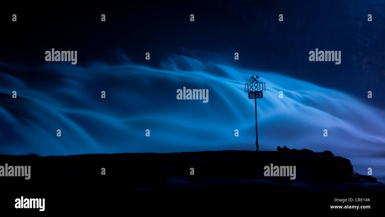 Der Rheinfall in Schaffhausen mit blauer Beleuchtung, Schaffhausen, Schweiz, Europa Stockfoto