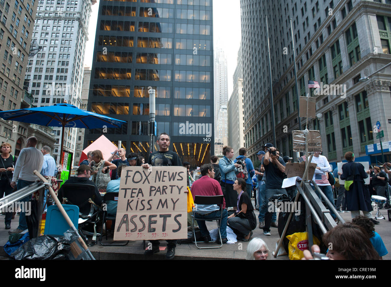 Demokratie, Protest, Occupy Wall Street Bewegung, Demonstrant mit einem Schild, Schriftzug "Fox News Tea Party kiss mein Vermögen" Stockfoto