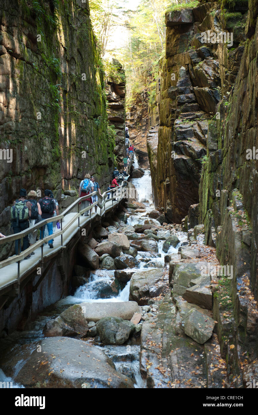 Gang durch die Klamm Gorge, eine enge Schlucht zwischen Felsen, Franconia Notch State Park, White Mountains National Forest Stockfoto