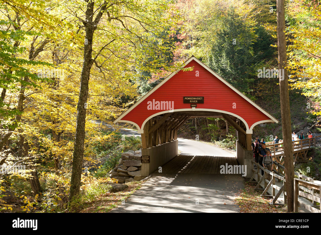 Rot gedeckte Holzbrücke über den Pemigewasset River, The Flume, Franconia Notch State Park, White Mountains National Forest Stockfoto