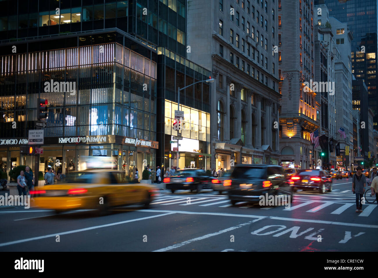 Metropole, Verkehr bei Dämmerung, Autos und gelbes Taxi, Taxi, 5th Avenue, Manhattan, New York City, New York, USA, Nordamerika Stockfoto