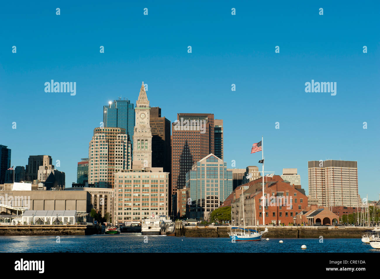 Skyline mit Custom House Tower, Financial District, Blick vom Hafen von Boston, Boston, Massachusetts, Neuengland, USA Stockfoto