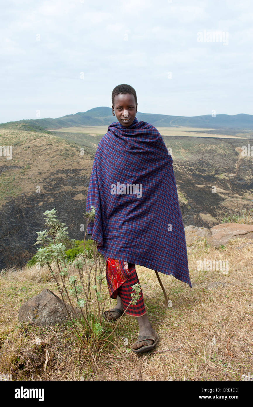 Ethnologie, Massai-jungen tragen Kap, Massai, Olmoti Crater in der Nähe von Nainokanoka, Ngorongoro Conservation Area, Tansania, Ostafrika Stockfoto