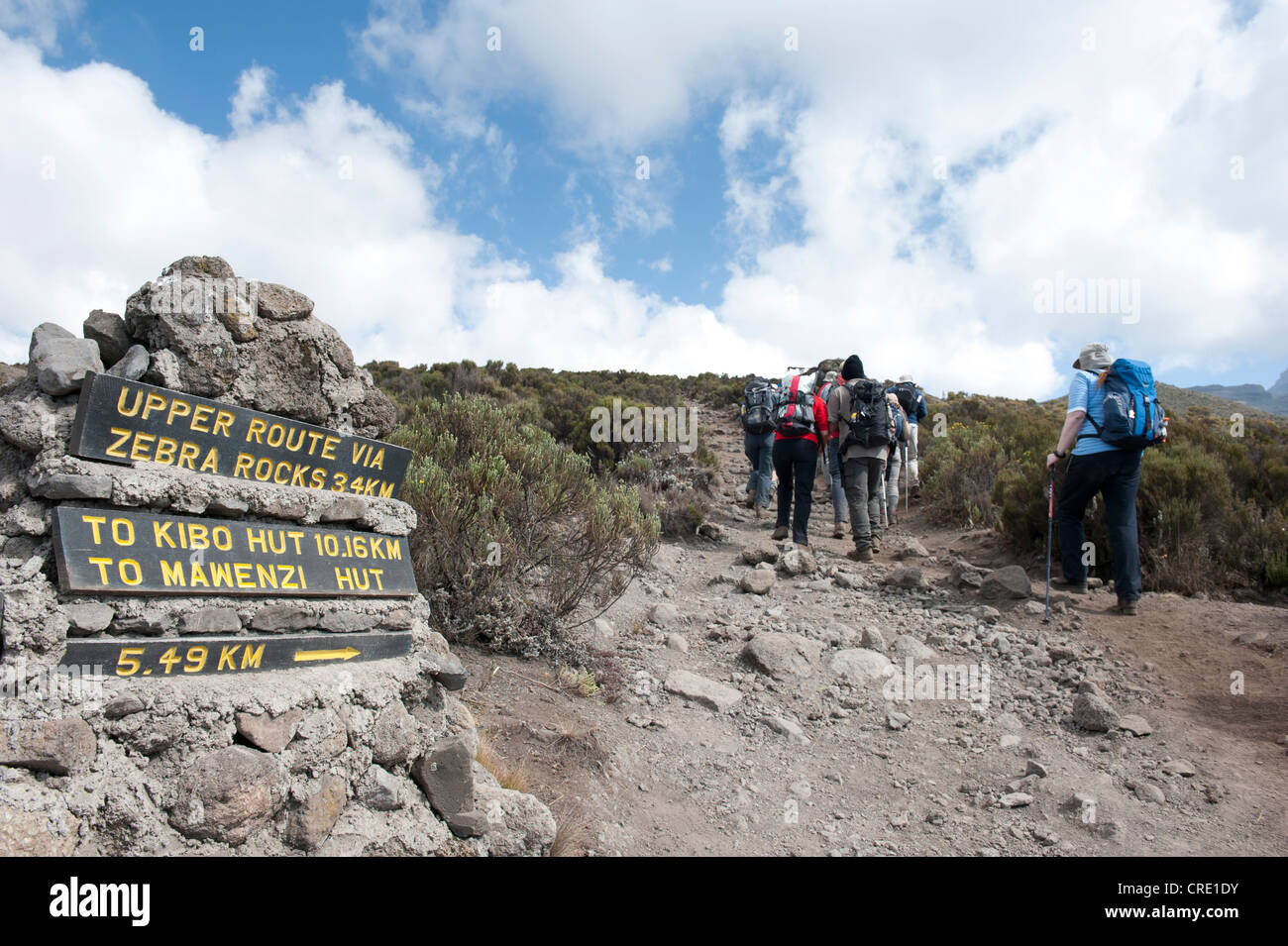 Bergsteigen, trekking, Wegweiser, route Kibo Hütte über Zebra Felsen, Gruppe von Bergsteigern Holzschilder oben Horombo Hütte en Stockfoto