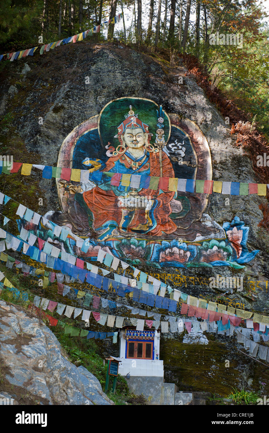 Bunten Rock, Malerei, Petroglyphen, Guru Rinpoche, Padmasambhava, bunten Gebetsfahnen, in der Nähe von Thimphu, Königreich Bhutan Stockfoto