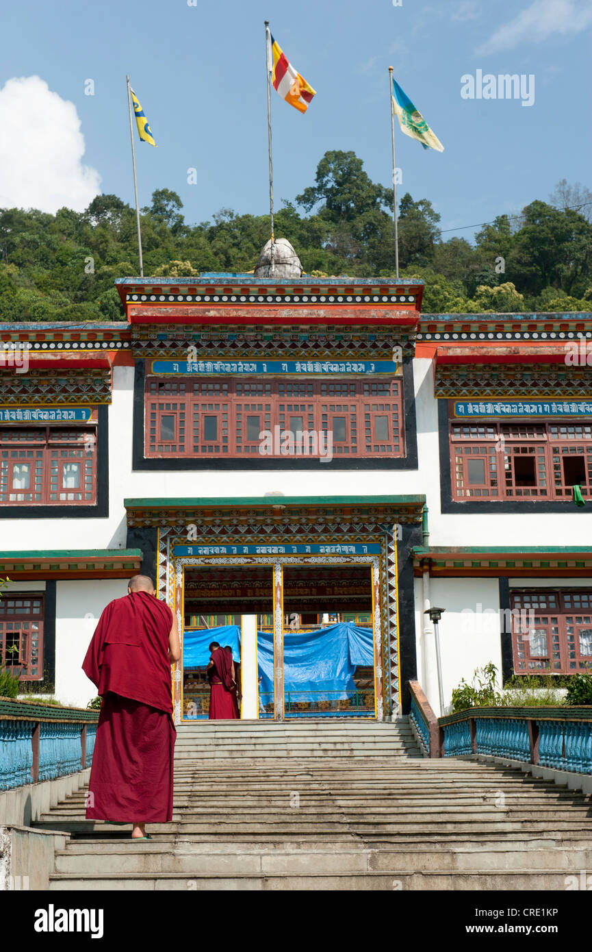 Tibetischen Buddhismus, Karma-Kagyü-Linie, Mönch, Treppensteigen, Lingdum Gompa Kloster in der Nähe von Gangtok, Sikkim, Himalaya, Indien Stockfoto