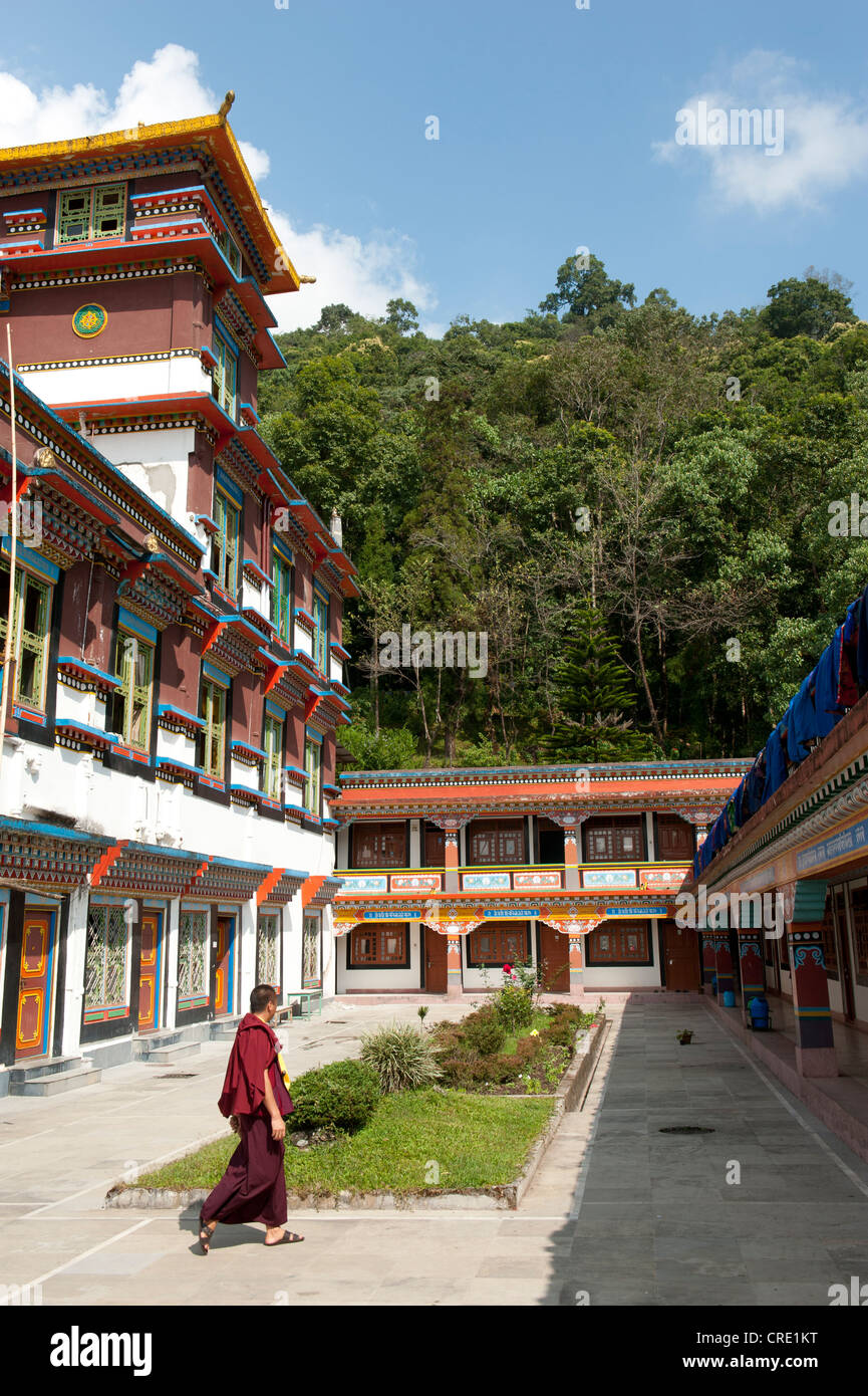 Tibetischen Buddhismus, Karma-Kagyü-Linie, Mönch im Hof, Lingdum Gompa Kloster in der Nähe von Gangtok, Sikkim, Himalaya Stockfoto