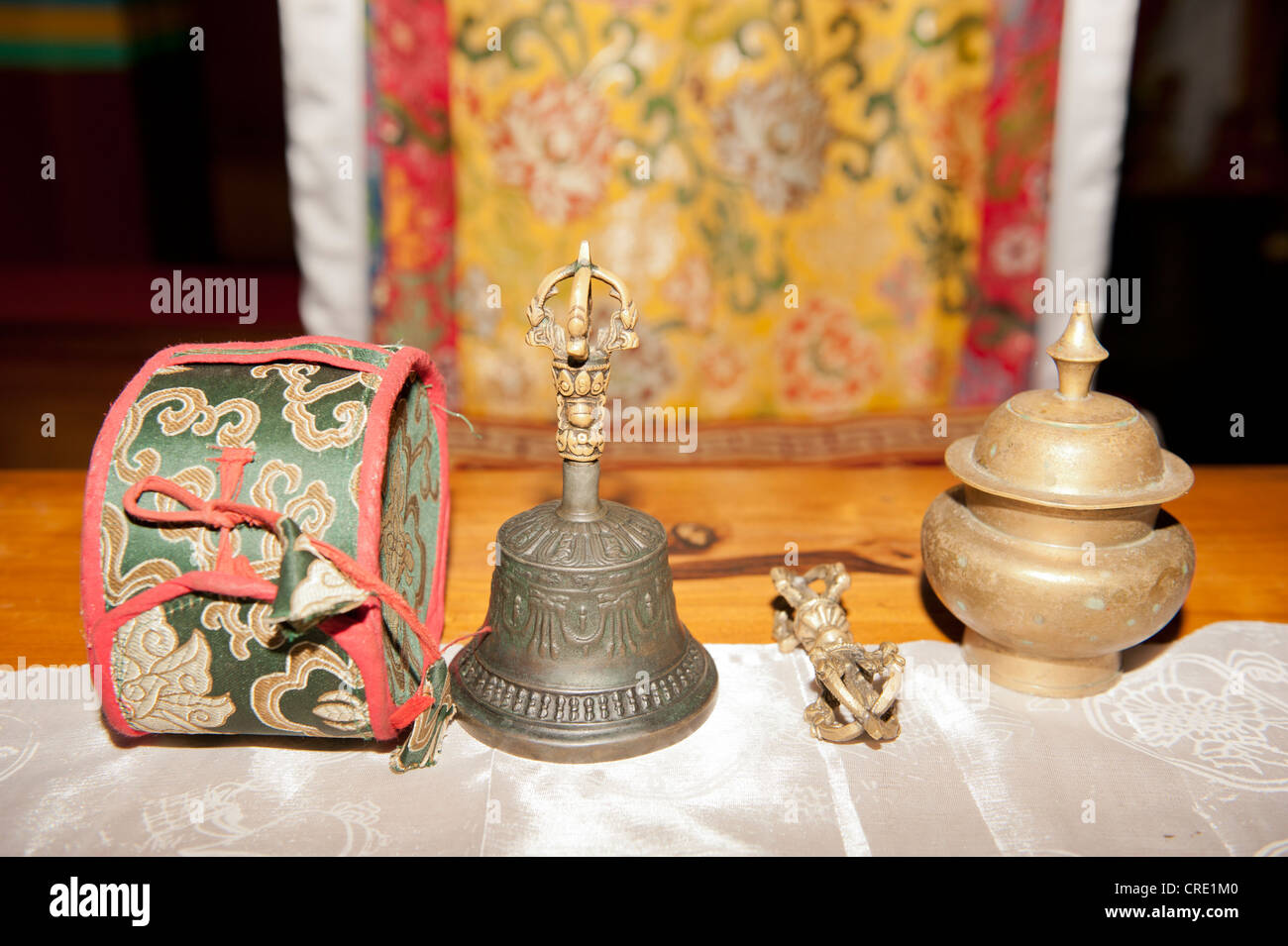 Tibetischen Buddhismus, Karma-Kagyü-Linie, religiöse Gegenstände, Glocke und Donnerkeil, Devotionalien, Lingdum Gompa Kloster in der Nähe Stockfoto