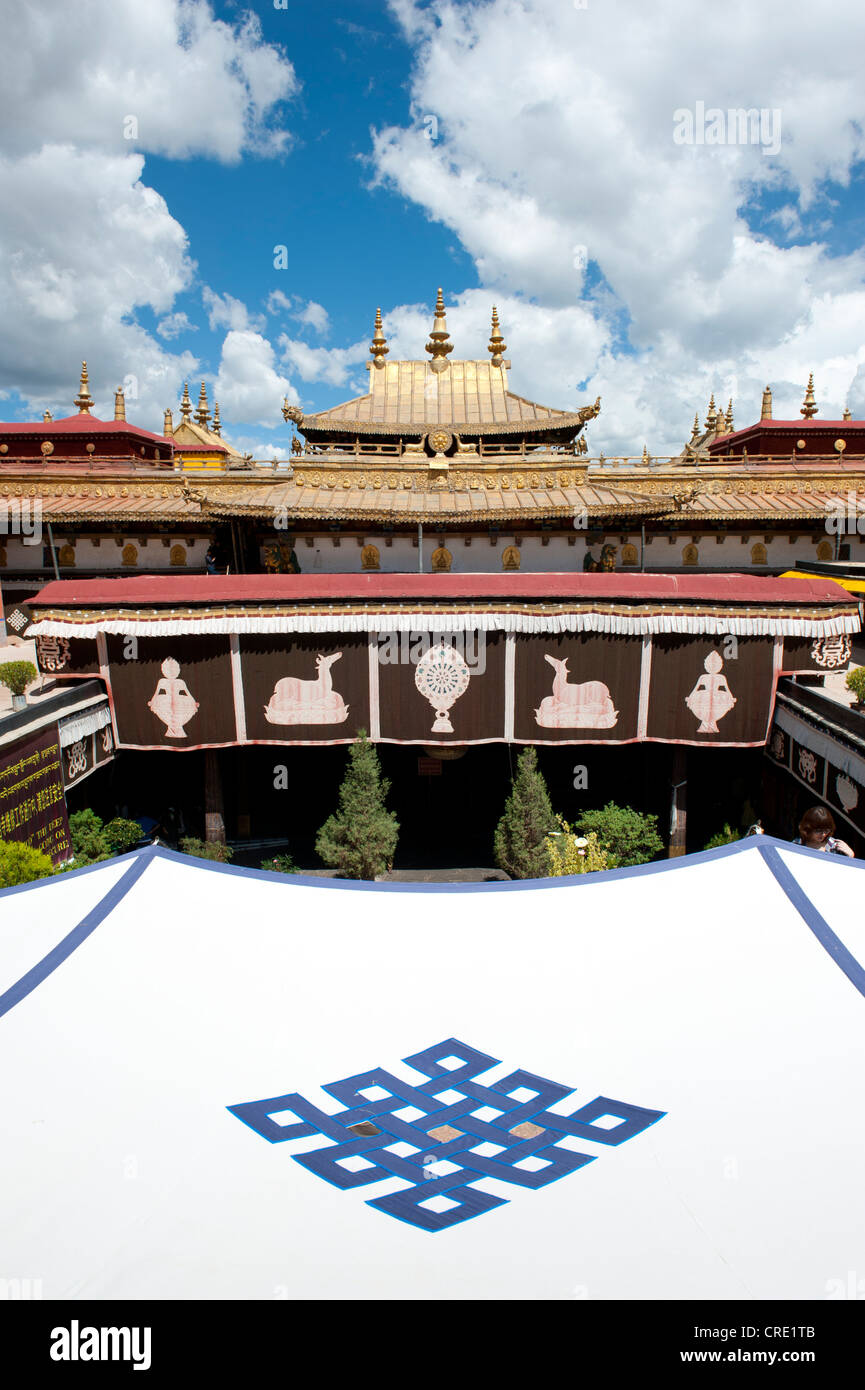 Tibetischen Buddhismus, Zeltdach mit einem endlosen Knoten Emblem, Jokhang-Tempel, Lhasa, Ue-Tsang, Zentral-Tibet, Tibet autonome Region Stockfoto