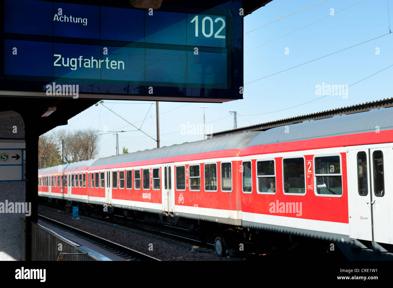 Deutsche Bahn, Deutsche Bahn, Display, Achtung Zugfahrten oder Aufmerksamkeit, Züge, warten, Regionalbahn, Bahnhof Hanau Stockfoto