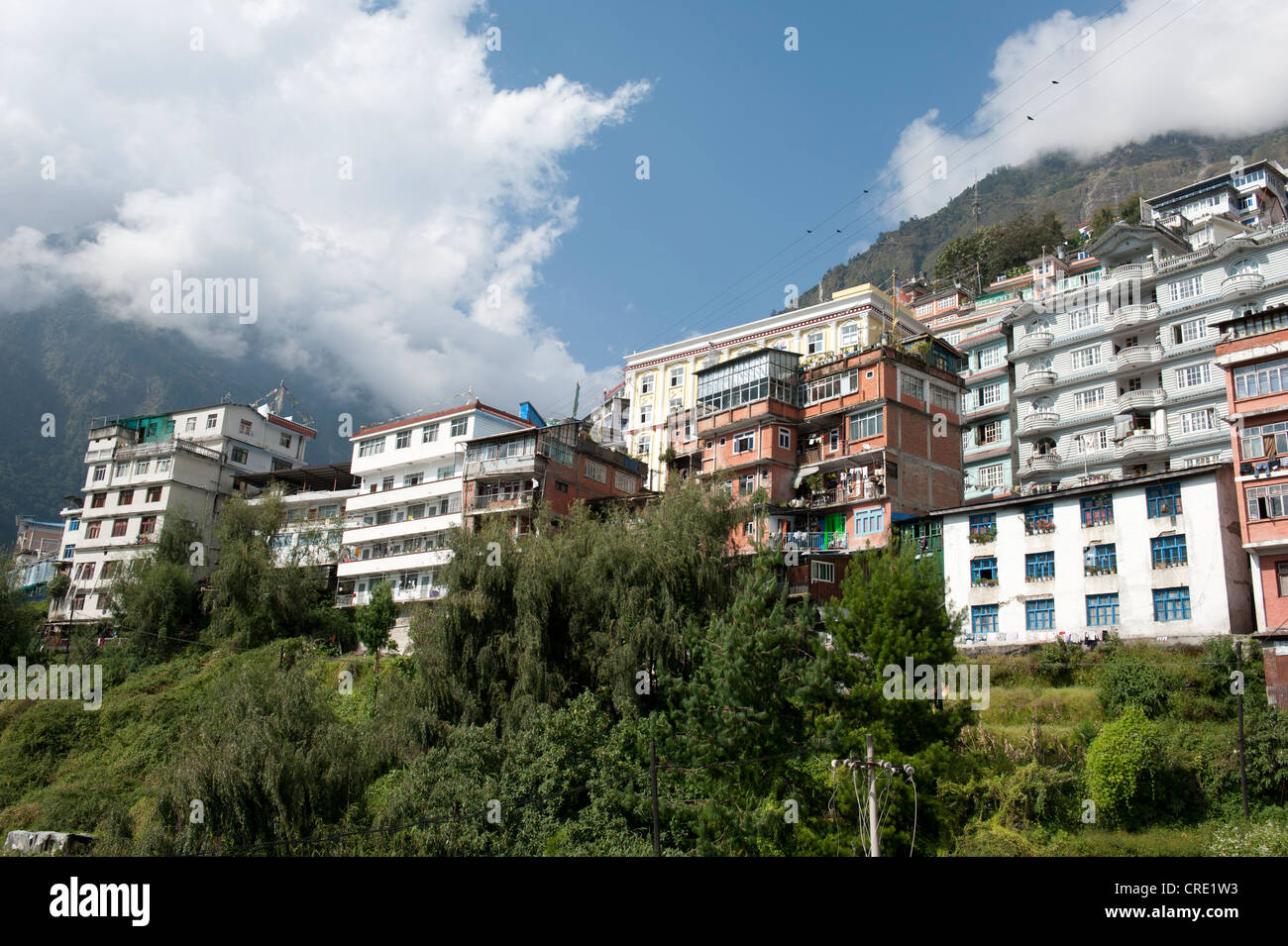 Häuser in der Nähe der Berghang, Grenze Stadt Zhangmu, 2300 m über den Friendship Highway Tibet - Nepal, Himalaya Stockfoto