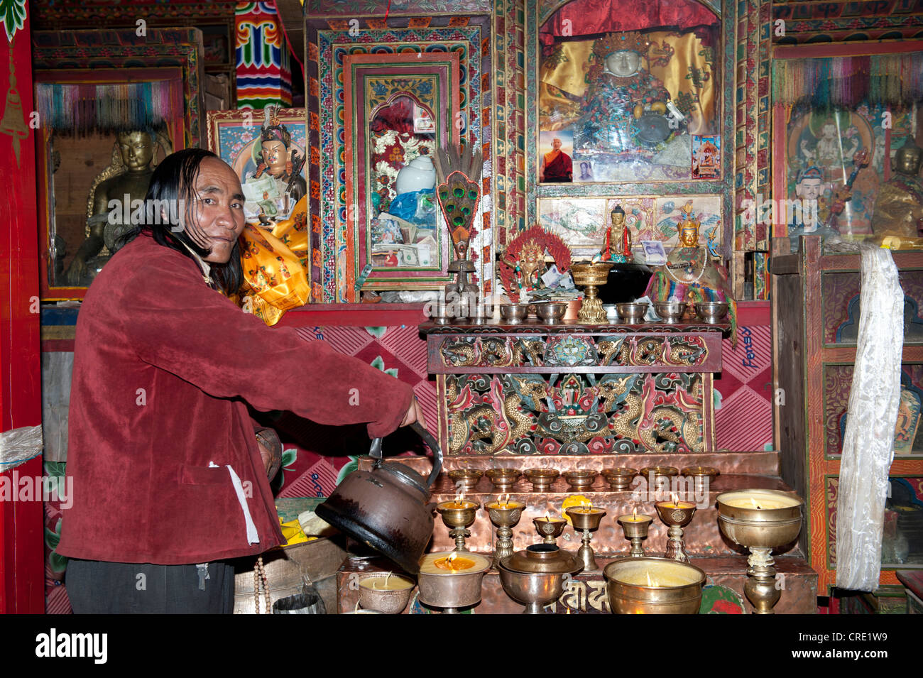 Tibetischen Buddhismus, Pilger mit langen Haaren strömenden Flüssigkeit Yak Butter in Kerzen, Choku Gompa Kloster, Wallfahrt Road, Kora Stockfoto