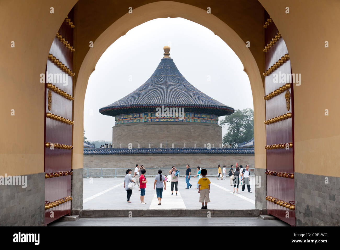 Tempel der chinesischen Kaiser, Anbetung des Himmels, kreisförmige Halle des Himmels, Blick durch ein Tor, Temple of Heaven Stockfoto