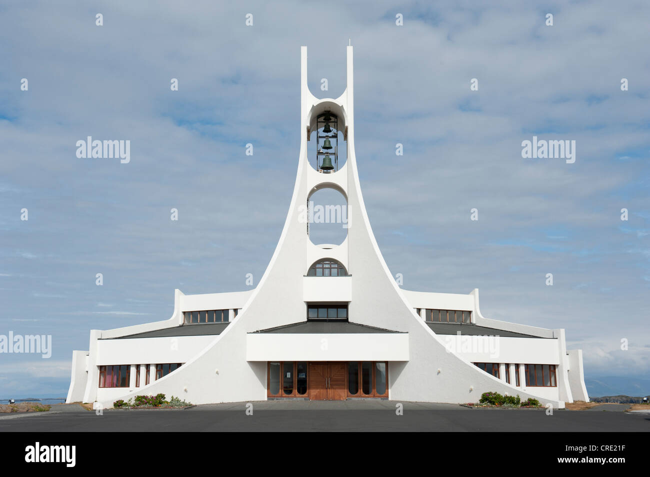 Moderne weiße Kirche, Betonbau, Stykkishólmur, Island Skandinavien Nordeuropa, Europa Stockfoto
