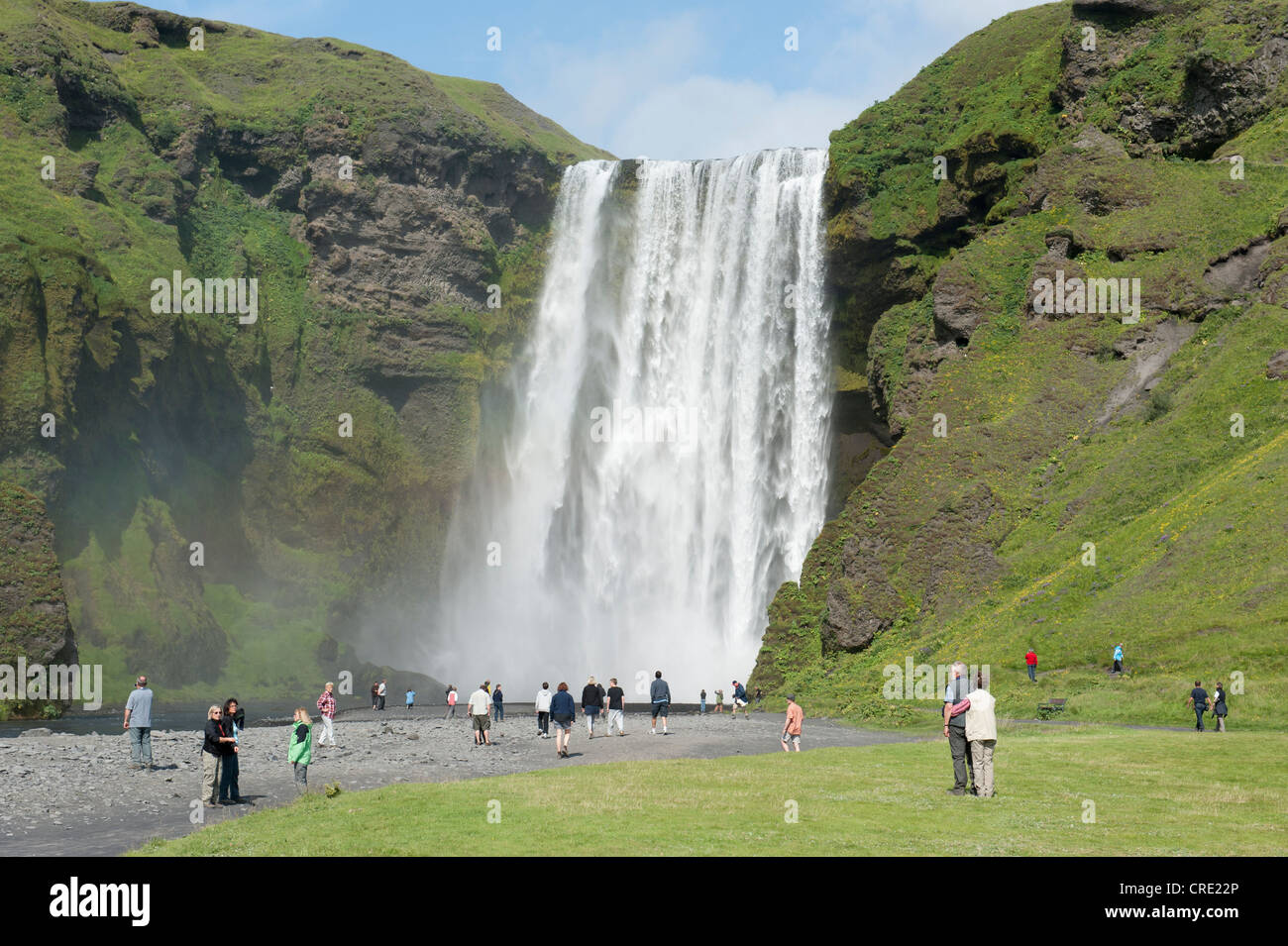 Großer Wasserfall Skógafoss mit Touristen, Skogar, Island, Skandinavien, Nordeuropa, Europa Stockfoto
