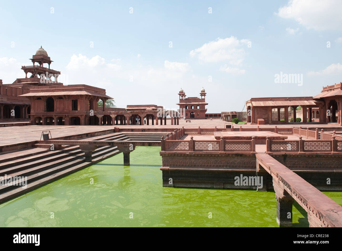 Mogul-Architektur, Königspalast, Ghat mit Wasserbecken, grünes Wasser, Panch Mahal, einem fünfstöckigen Palast und der Diwan-i-Khas Stockfoto