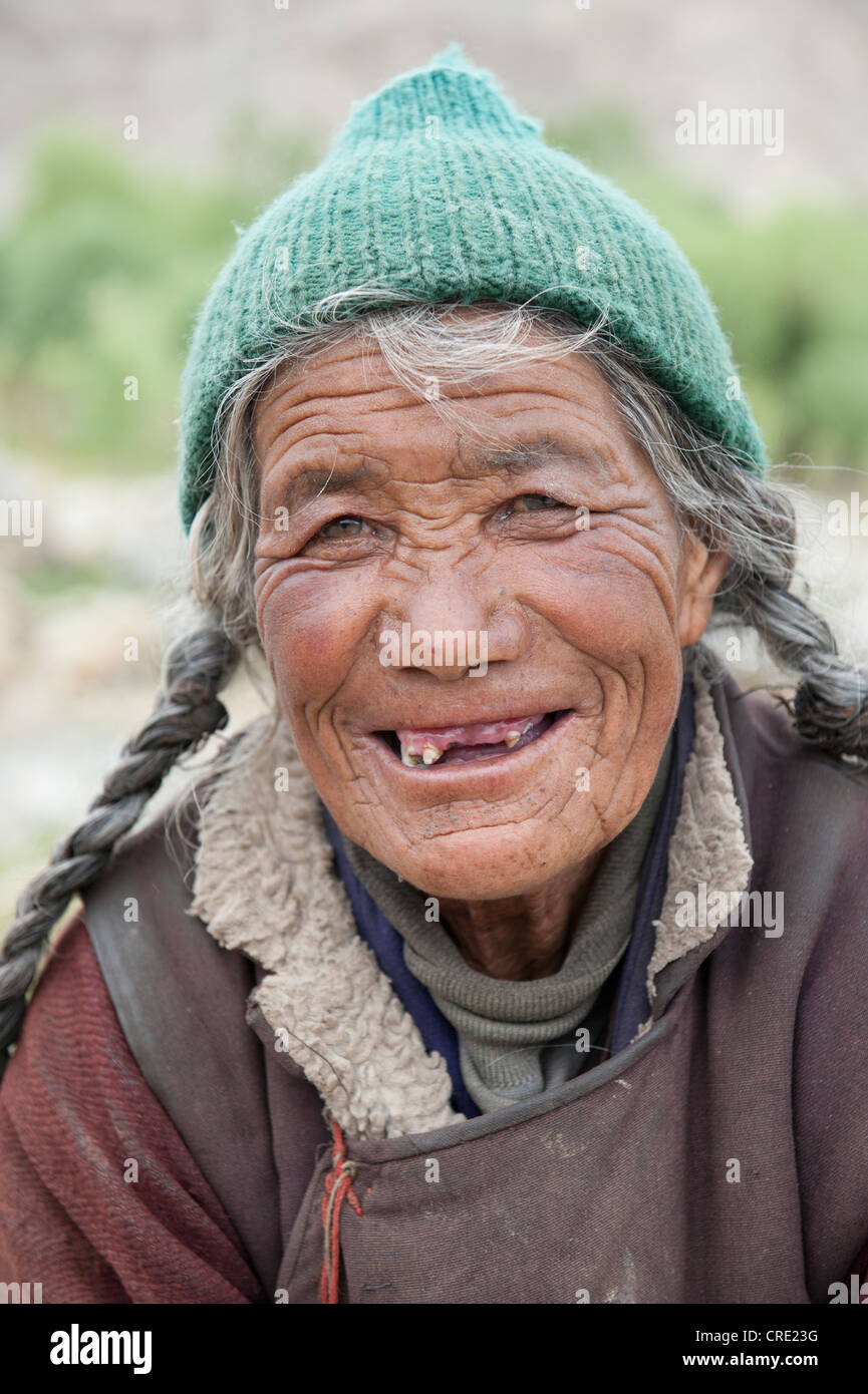 Portrait einer älteren Frau, voller Freude und fehlende Zähne, Sakti in der Nähe von Leh, Ladakh Bezirk, Jammu und Kaschmir, Indien Stockfoto