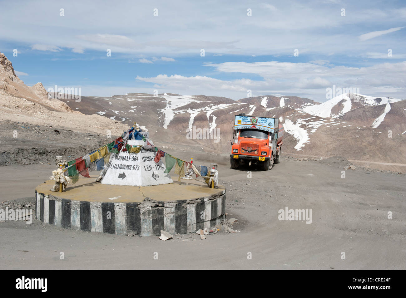 Kreisverkehr, Taglang La Mountain pass Road, 5317 m, Manali-Leh-Highway, Tata LKW, Berglandschaft, Ladakh Bezirk Stockfoto
