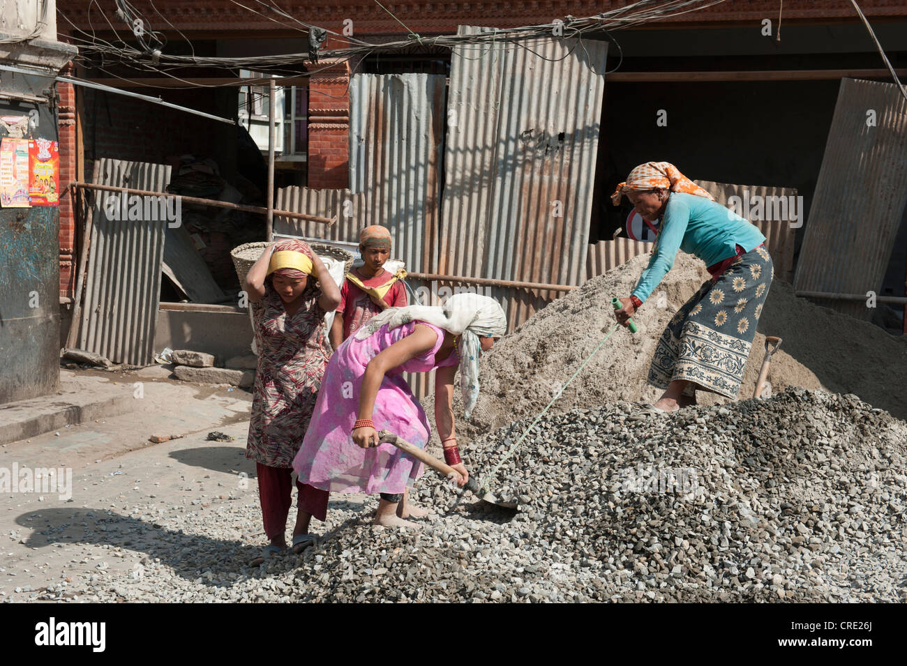 Schwere körperliche Arbeit, Kies Bauarbeiter Schaufeln mit Schaufeln, Durbar Square, Kathmandu, Kathmandu-Tal, Himalaya Stockfoto