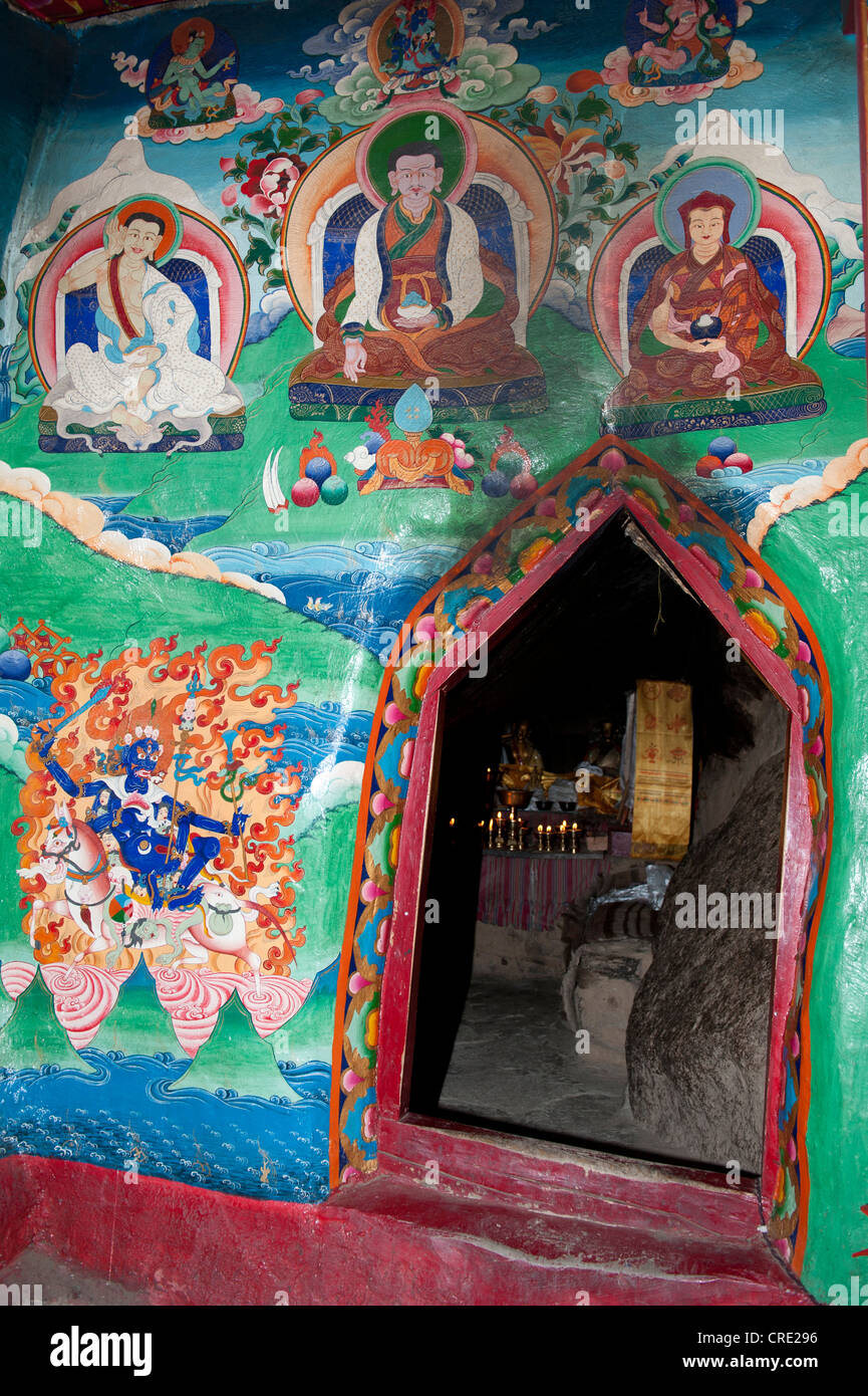 Eingang zur Höhle des tibetischen Buddhismus, bunten Wandmalereien, Dira Puk Gompa Kloster, Gotsangpa, Pilgerweg, der Stockfoto