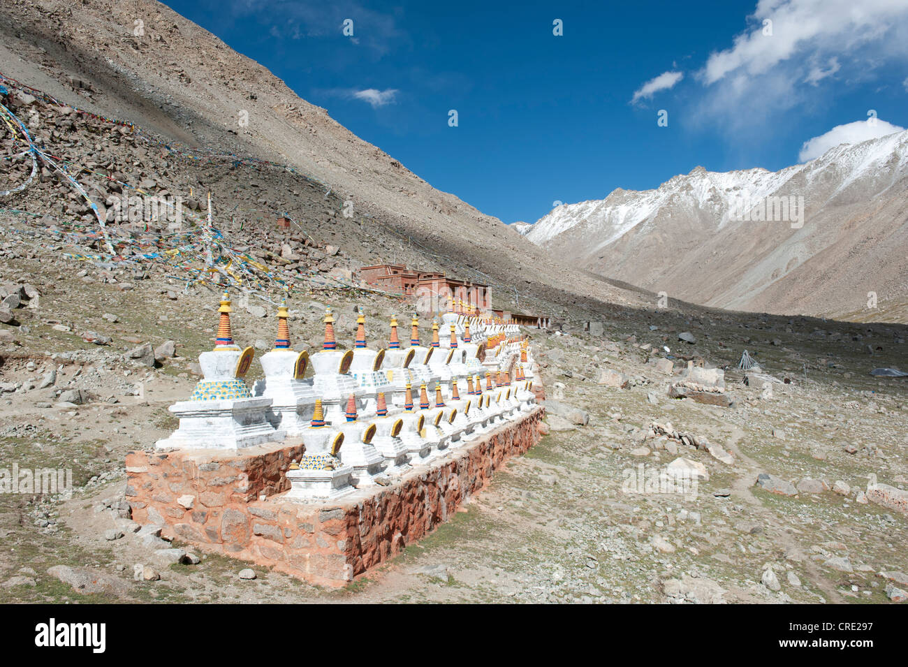 Tibetischen Buddhismus, Reihe von weißen Stupas oder Chorten, Dira Puk Gompa Kloster Wallfahrt Route zu den schneebedeckten Heiligen Berg Stockfoto