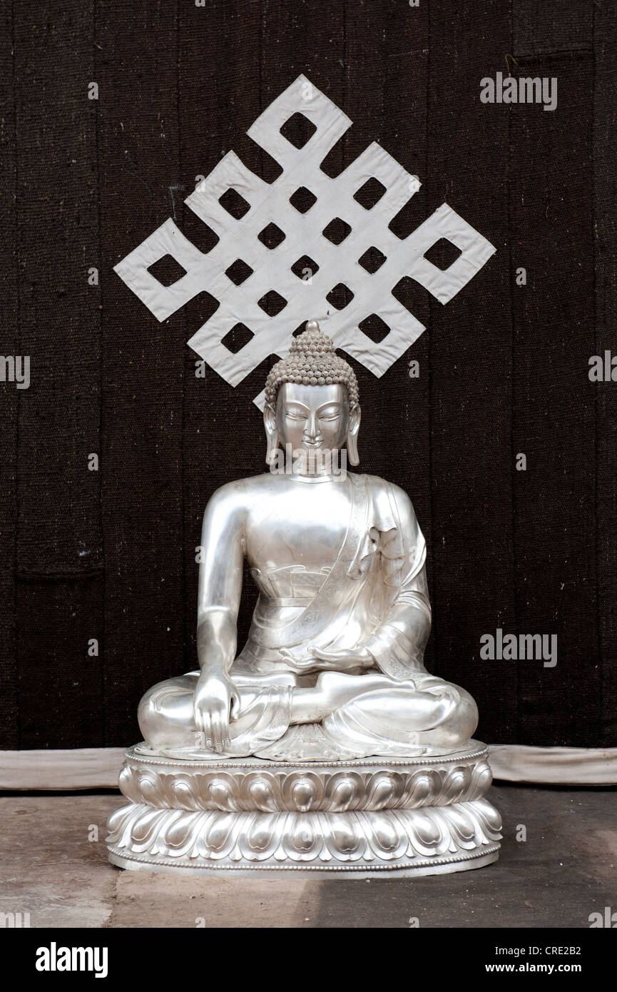Tibetischen Buddhismus, Silber Buddha-Statue, Symbol für die endlose Knoten oder ewigen Knoten, Jokhang-Tempel, Tibet, Lhasa, Himalaya Stockfoto