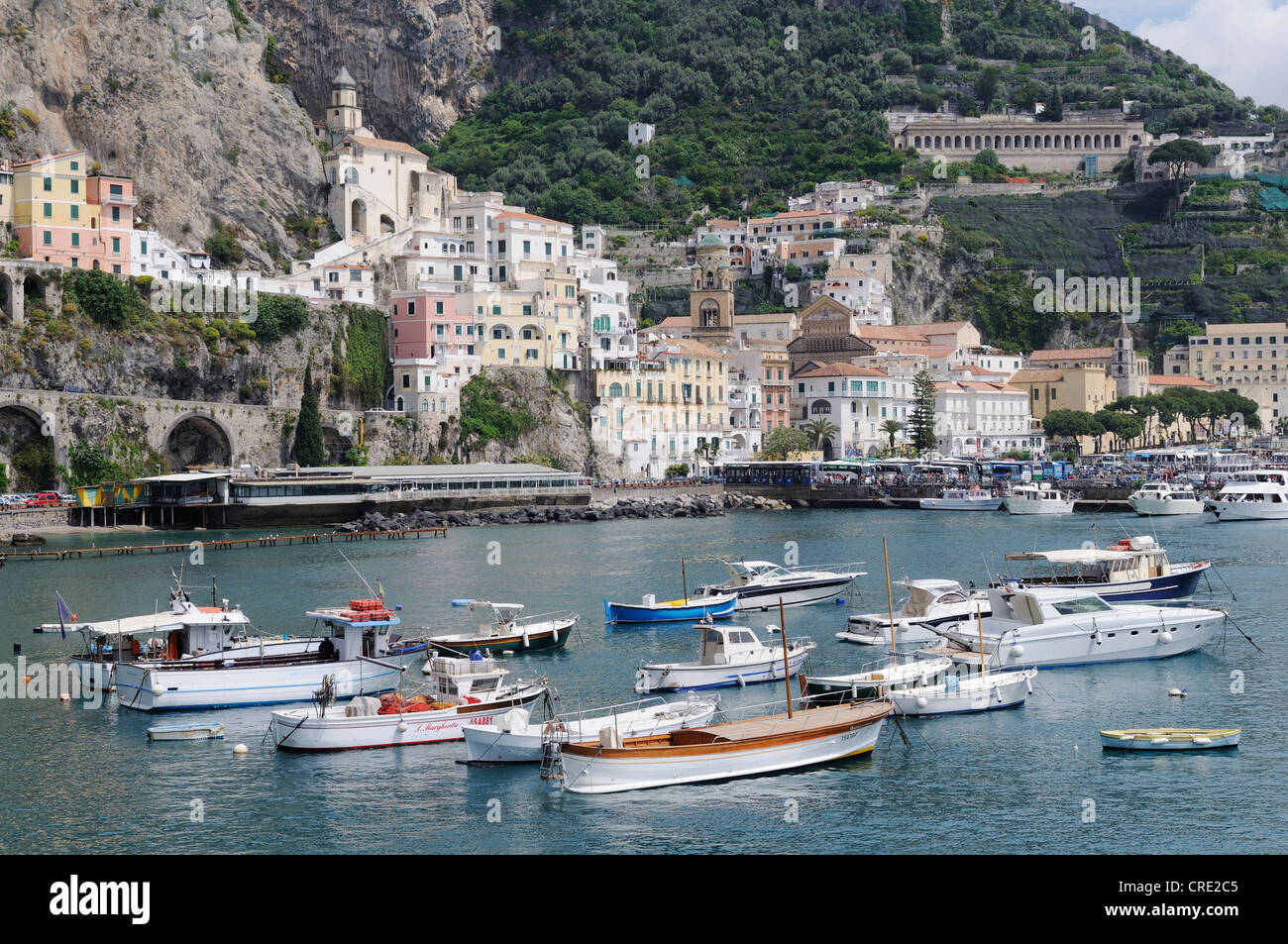 Boote in den Hafen von Amalfi, Costiera Amalfitana oder Amalfi-Küste, UNESCO-Weltkulturerbe, Campania, Italien, Europa Stockfoto