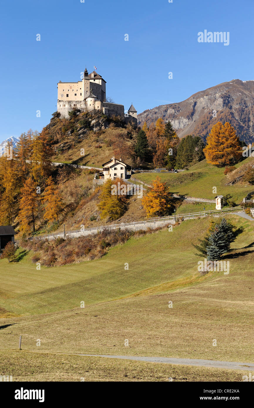 Blick auf Schloss Tarasp, Scuol, Unterengadin, Graubünden, Schweiz, Europa Stockfoto