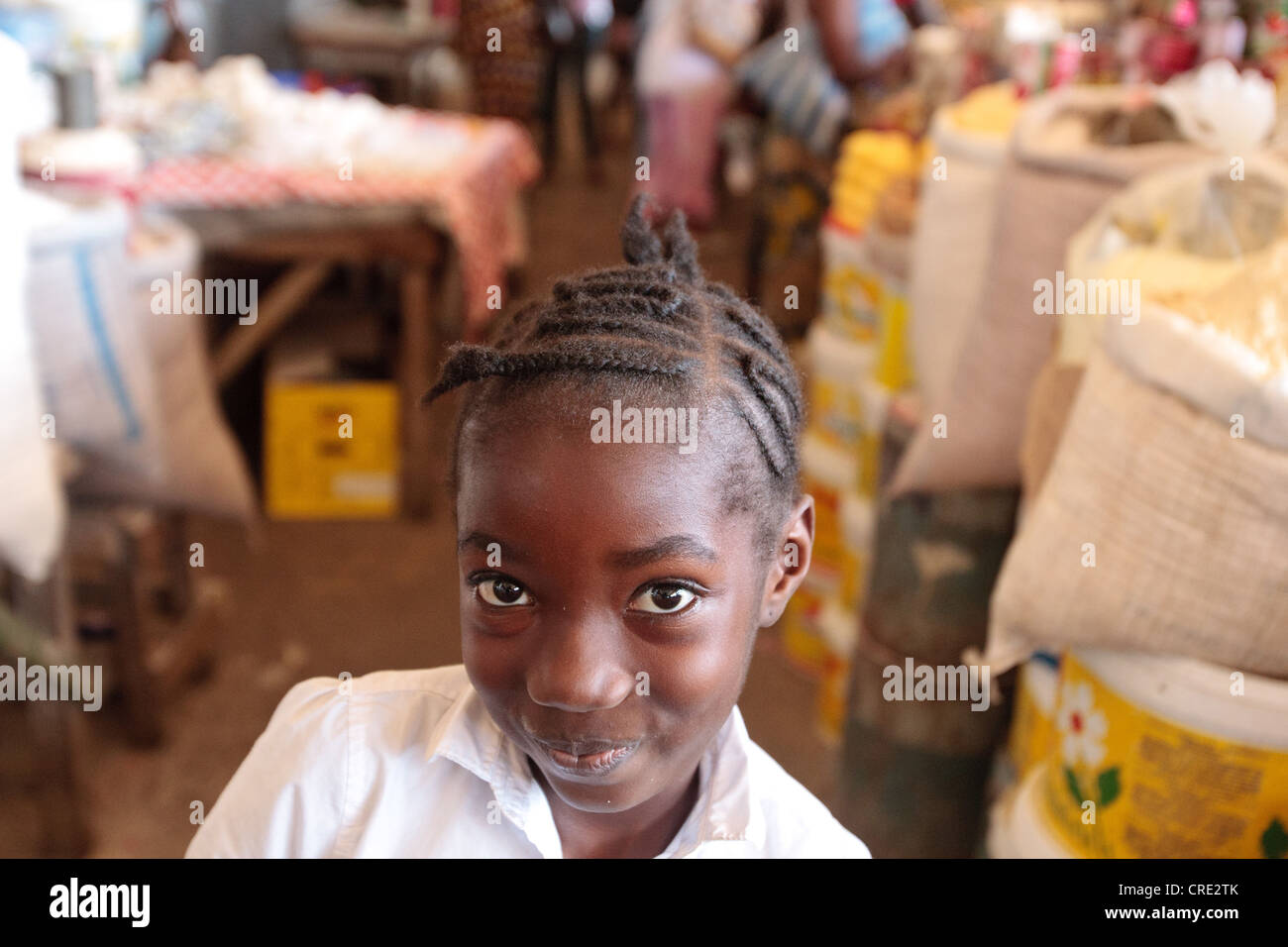Porträt eines Mädchens auf Nancy B. Doe Markt in Monrovia, Liberia auf Donnerstag, 5. April 2012 Montserrado County. Stockfoto