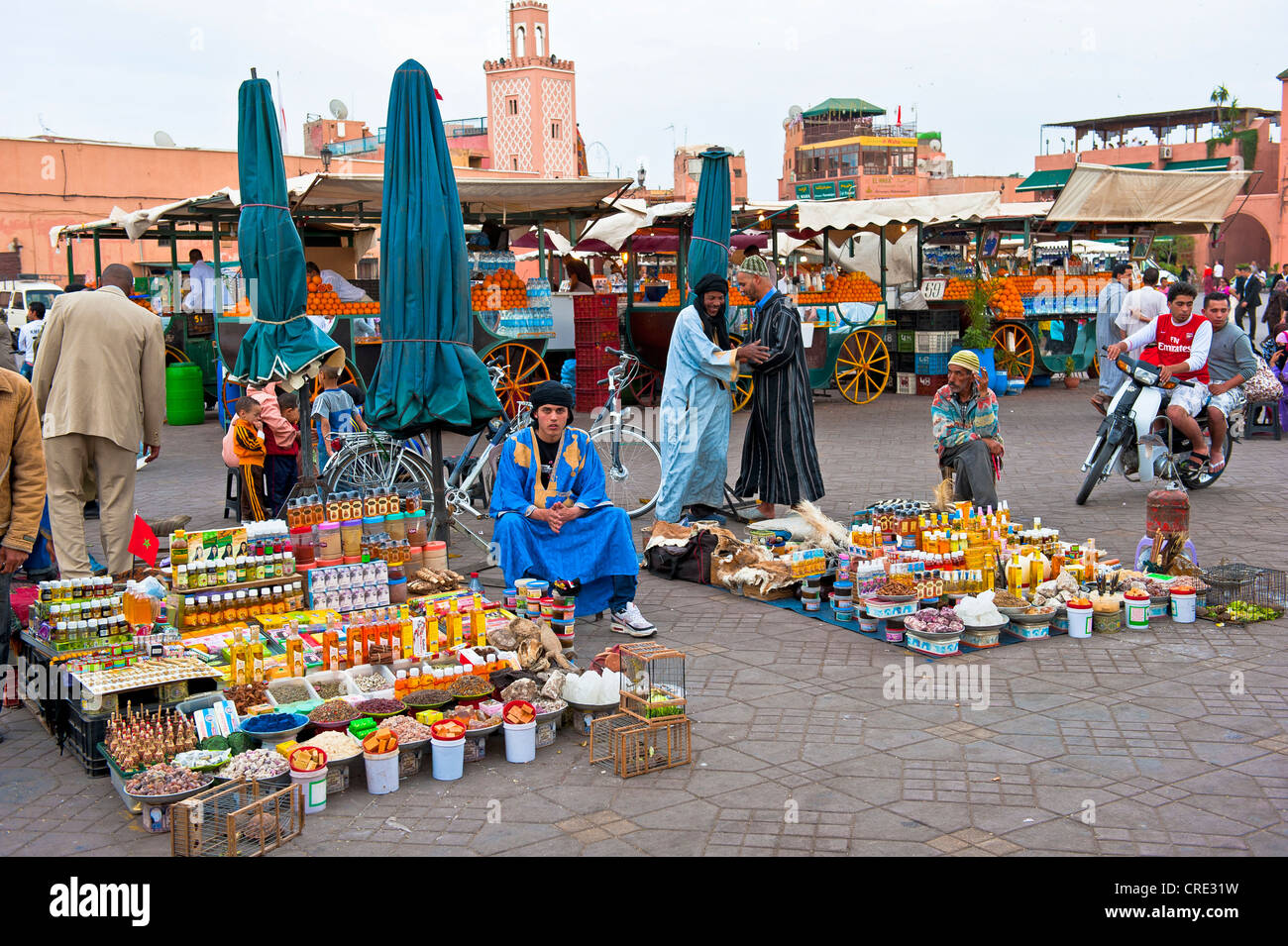 In Djemaa el Fna bieten Platz der Gehenkten, Händler und Quacksalber Heilmittel Wundermittel und Stockfoto