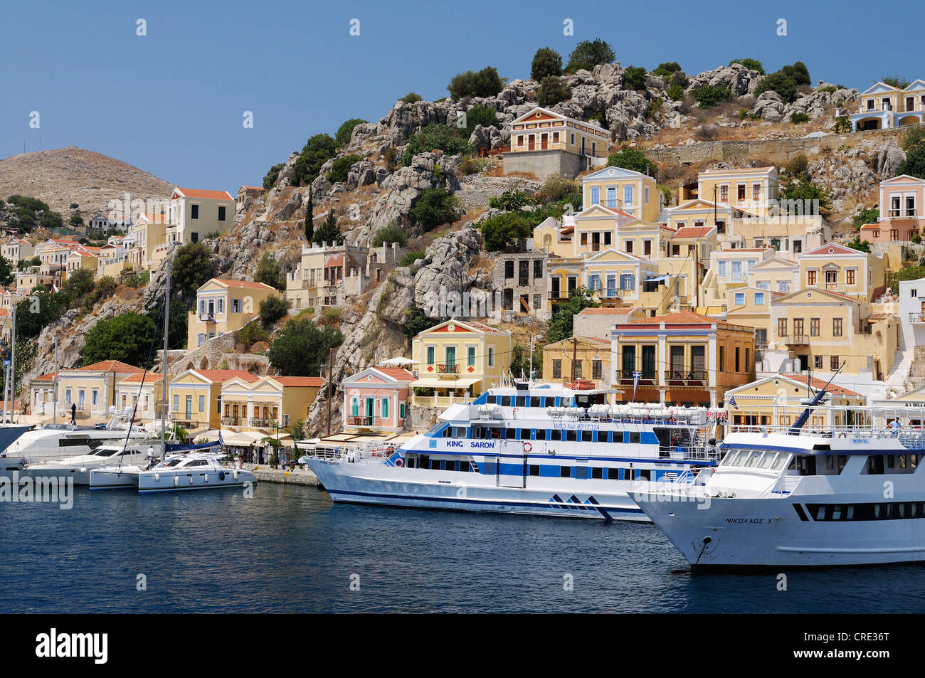 Dock mit Ausflugsbooten in der Mitte der Insel Symi in der Nähe von Rhodos, Griechenland, Europa Stockfoto