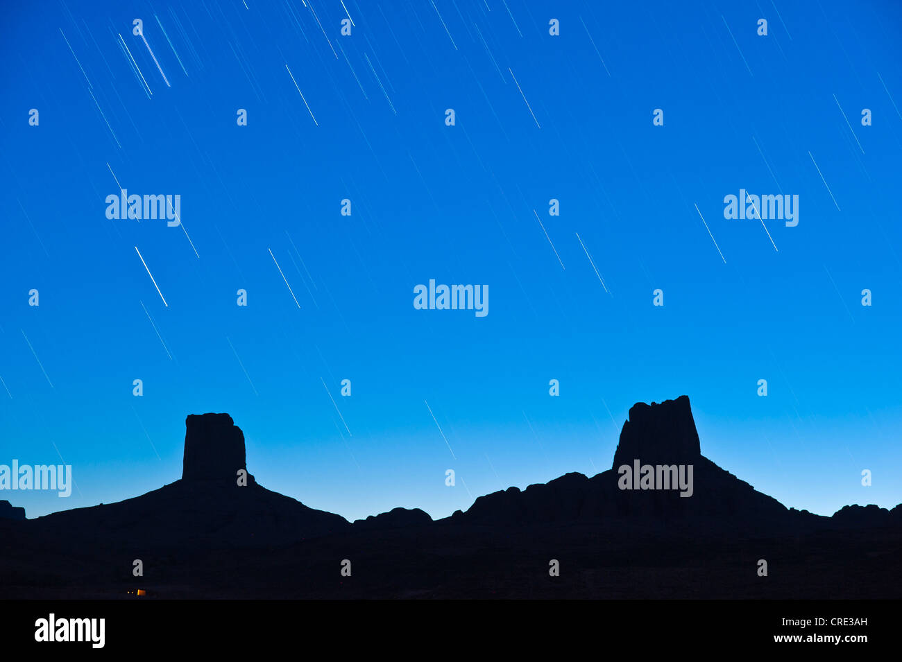Stern-vollgespritzt Himmel über imposante Felsen, genannt Madame und Monsieur, Bab'n Ali, Djebel Sarhro Berge, Südmarokko Stockfoto