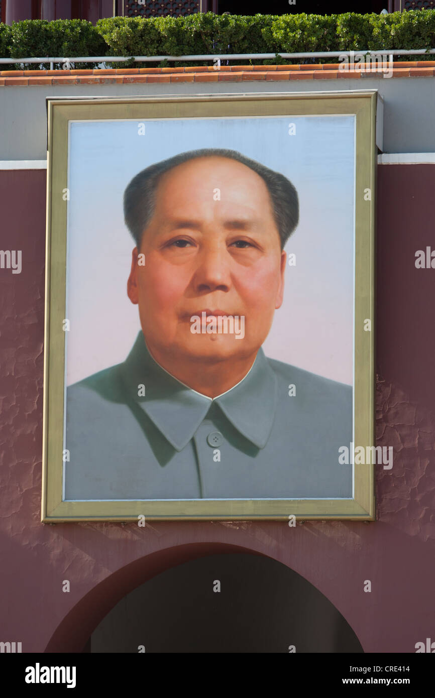 Tor des himmlischen Friedens mit Porträt des Vorsitzenden Mao Zedong, am Eingang zur verbotenen Stadt, Tiananmen Sq, Beijing, China. Stockfoto