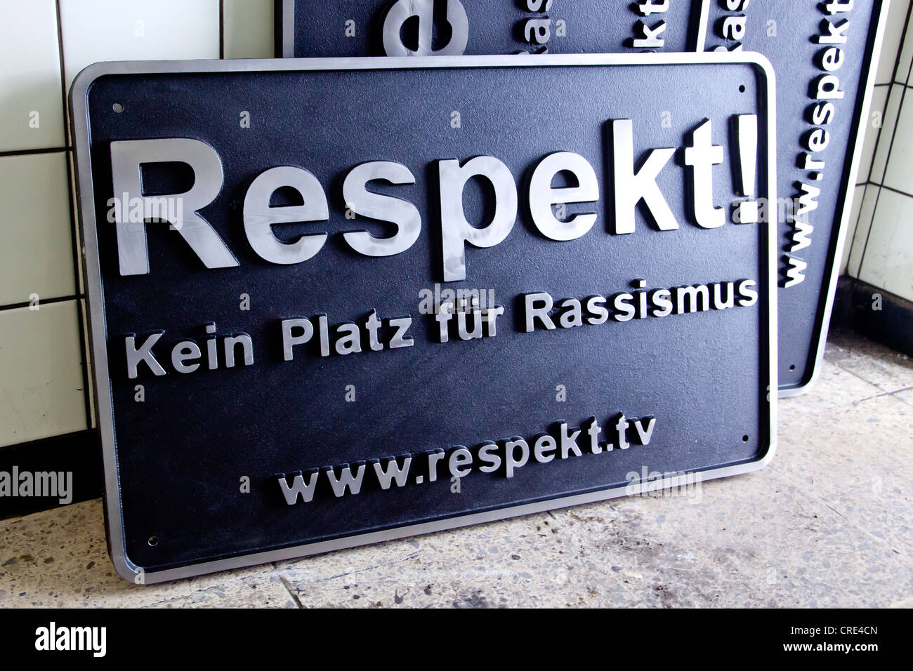 Ein Gusseisen-Zeichen mit der Nachricht, Respekt! Kein Platz Fuer Rassismus, Deutsch Achtung! Kein Platz für Rassismus, eine initiative Stockfoto