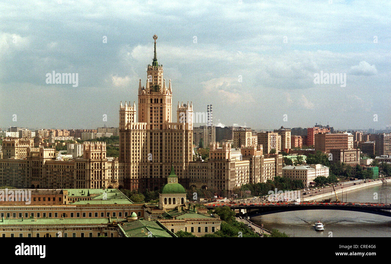 Moskau-Hochhaus am Kotelnicheskaya Kai auf der Moskwa Stockfoto