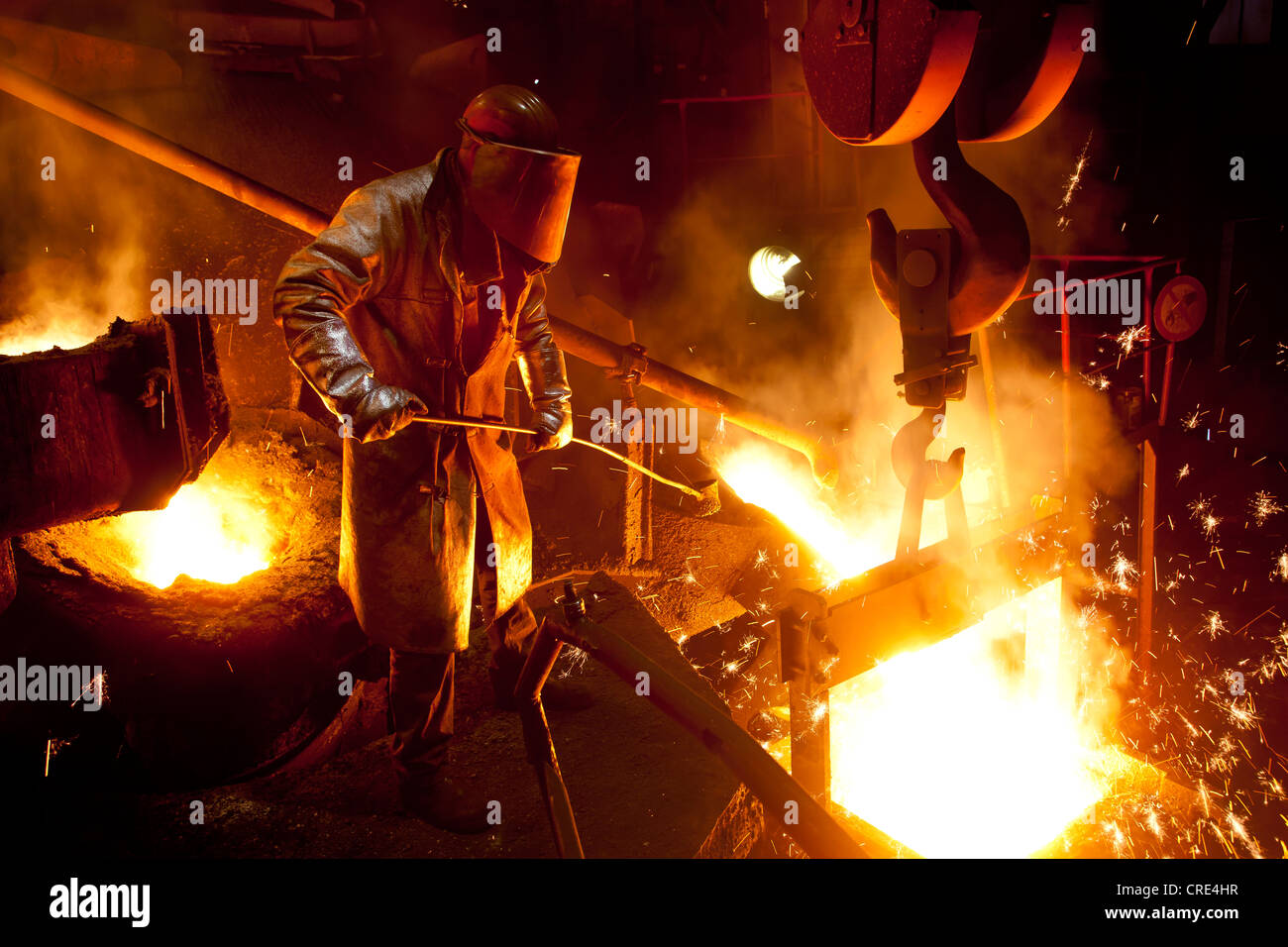 Schmelzer Arbeiter tragen einer Schutzausrüstung, Mitarbeiter der Luitpoldhuette AG, eine Gießerei, die spezialisiert auf die Besetzung der Stockfoto
